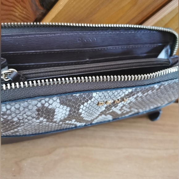 DKNY Wallet - Picture 3 of 5